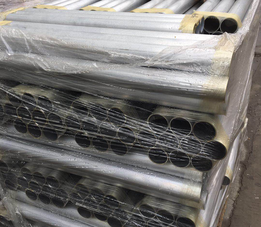 熱處理：無論是哪一種熱處理工藝，都是由加熱、保溫文冷卻三個階段組成的。因而，整個工藝進程都可以用加熱速度、加熱溫度、保溫時刻、冷卻速度和總的連續時刻來描繪。  根本熱處理首要包含：退火、淬火、時效或回火；  1、均勻化退火——用於消除或減少鑄態合金非平衡狀況的熱處理，憑借高溫時合金內部原子的擴散，使鑄錠晶內化學成分分布均勻，組織到達或挨近平衡狀況，蓋傘合金中第二相的形狀和分布，進步合金塑性，改善加工性能和最終使用性能；  2、淬火——將金屬合金從固態下的高溫態以過冷或過飽和方式固定到室溫，或使高溫相在冷卻時轉變成另一種晶體結構的亞穩狀況；首要意圖是為了取得過飽和固溶體，為後續的時效做好組織準備；  3、時效或回火——室溫或保持或加熱使過飽和固溶體分解的熱處理；淬火得到的過飽和固溶體，具有較高的能量狀的亞穩相，在一定溫度或許室溫保持較長時刻，它就會相較低能量的穩定態轉化，即過飽和固溶體發生分解；因此，沒有淬火處理，就無所謂時效或回火。